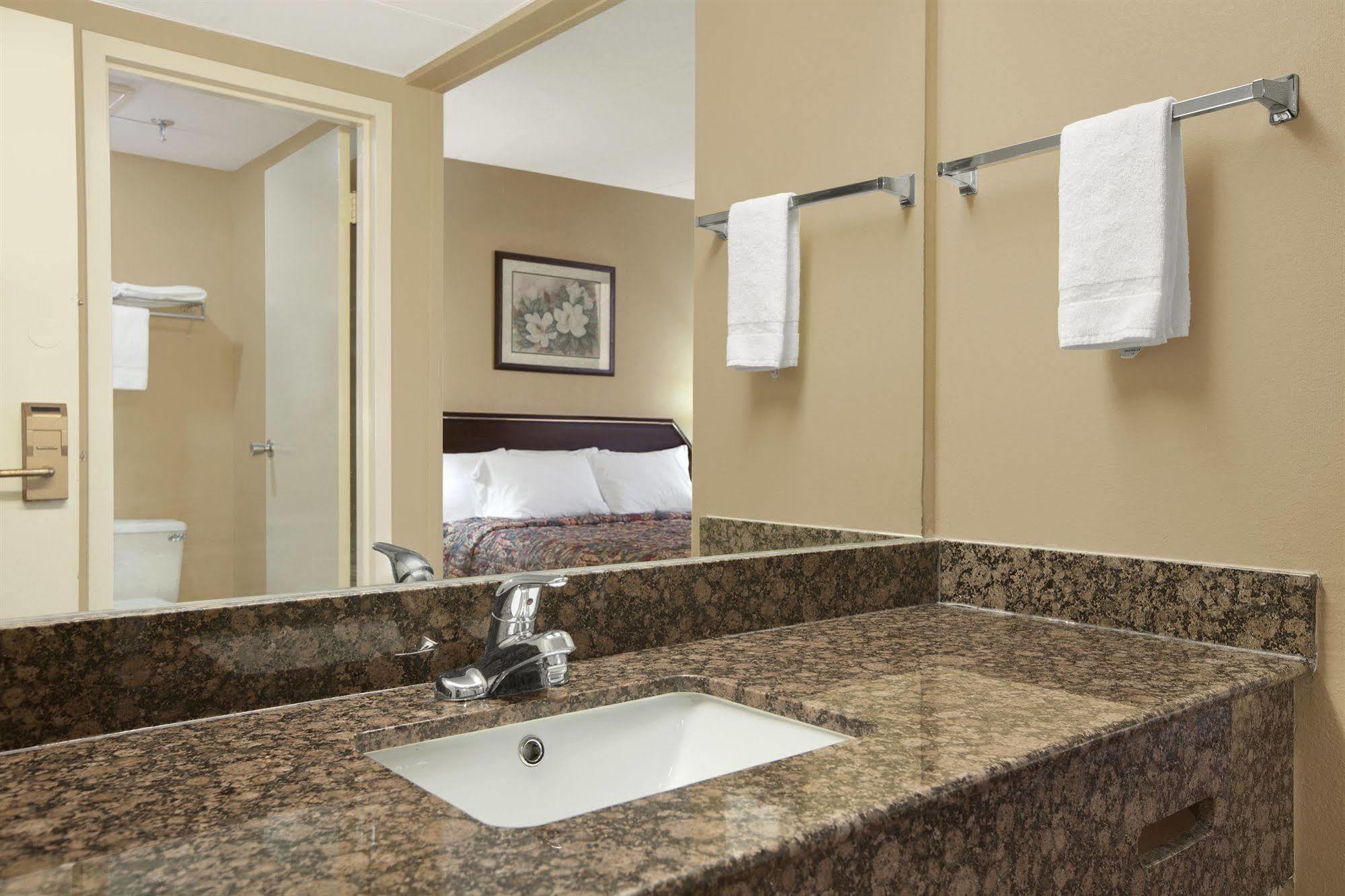 Days Inn By Wyndham Hagerstown I-70 Esterno foto